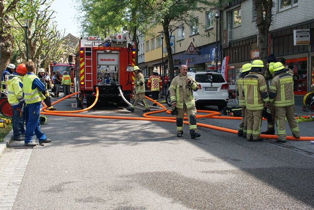Offenbar haben Bitumenarbeiten auf dem Dach eines Wohn- und Geschäftshauses in der Muehlacker Bahnhofstrasse ausgelöst.