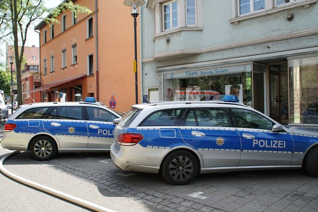Offenbar haben Bitumenarbeiten auf dem Dach eines Wohn- und Geschäftshauses in der Muehlacker Bahnhofstrasse ausgelöst.