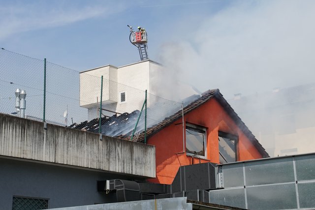 Offenbar haben Bitumenarbeiten auf dem Dach eines Wohn- und Geschäftshauses in der Muehlacker Bahnhofstrasse ausgelöst.