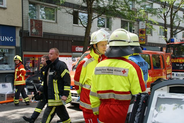Offenbar haben Bitumenarbeiten auf dem Dach eines Wohn- und Geschäftshauses in der Muehlacker Bahnhofstrasse ausgelöst.