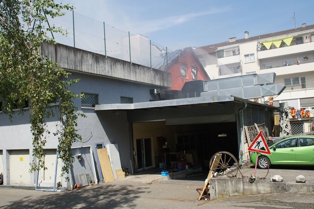 Offenbar haben Bitumenarbeiten auf dem Dach eines Wohn- und Geschäftshauses in der Muehlacker Bahnhofstrasse ausgelöst.