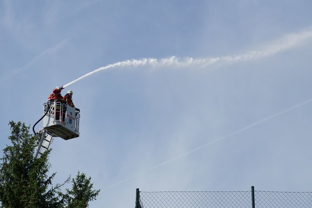 Offenbar haben Bitumenarbeiten auf dem Dach eines Wohn- und Geschäftshauses in der Muehlacker Bahnhofstrasse ausgelöst.