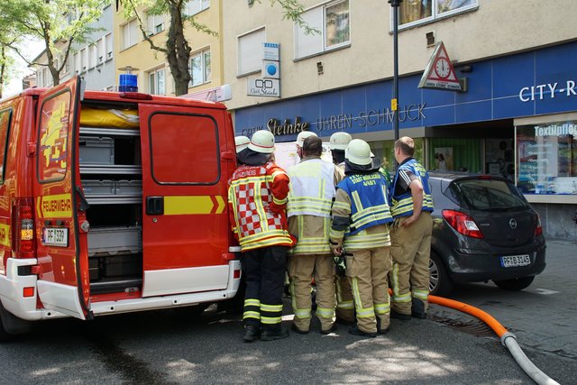 Offenbar haben Bitumenarbeiten auf dem Dach eines Wohn- und Geschäftshauses in der Muehlacker Bahnhofstrasse ausgelöst.