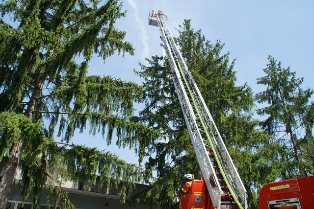 Offenbar haben Bitumenarbeiten auf dem Dach eines Wohn- und Geschäftshauses in der Muehlacker Bahnhofstrasse ausgelöst.