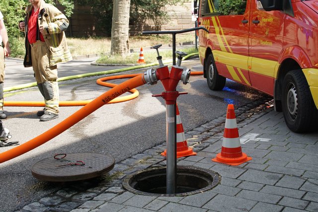 Offenbar haben Bitumenarbeiten auf dem Dach eines Wohn- und Geschäftshauses in der Muehlacker Bahnhofstrasse ausgelöst.