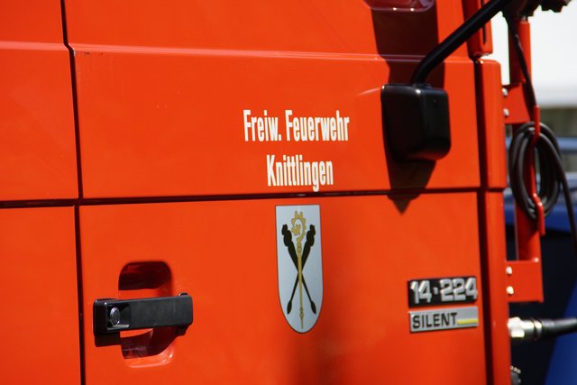 Offenbar haben Bitumenarbeiten auf dem Dach eines Wohn- und Geschäftshauses in der Muehlacker Bahnhofstrasse ausgelöst.