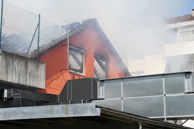 Offenbar haben Bitumenarbeiten auf dem Dach eines Wohn- und Geschäftshauses in der Muehlacker Bahnhofstrasse ausgelöst.