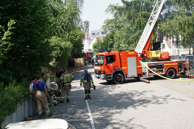 Offenbar haben Bitumenarbeiten auf dem Dach eines Wohn- und Geschäftshauses in der Muehlacker Bahnhofstrasse ausgelöst.