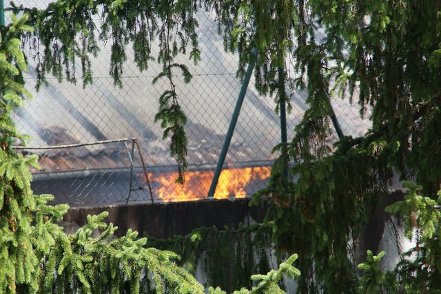 Offenbar haben Bitumenarbeiten auf dem Dach eines Wohn- und Geschäftshauses in der Muehlacker Bahnhofstrasse ausgelöst.