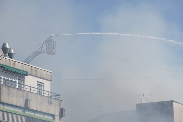 Offenbar haben Bitumenarbeiten auf dem Dach eines Wohn- und Geschäftshauses in der Muehlacker Bahnhofstrasse ausgelöst.
