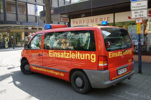 Offenbar haben Bitumenarbeiten auf dem Dach eines Wohn- und Geschäftshauses in der Muehlacker Bahnhofstrasse ausgelöst.