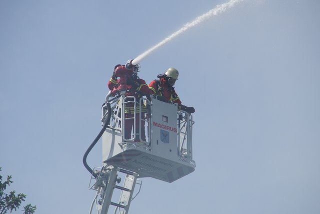 Offenbar haben Bitumenarbeiten auf dem Dach eines Wohn- und Geschäftshauses in der Muehlacker Bahnhofstrasse ausgelöst.