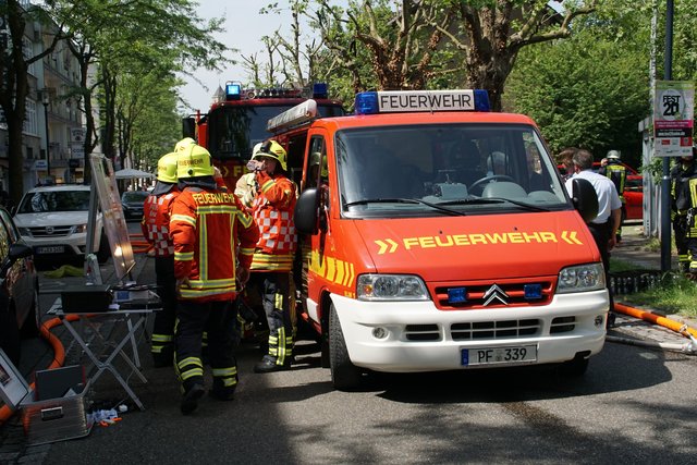 Offenbar haben Bitumenarbeiten auf dem Dach eines Wohn- und Geschäftshauses in der Muehlacker Bahnhofstrasse ausgelöst.
