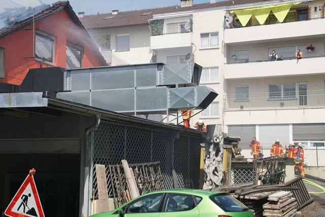 Offenbar haben Bitumenarbeiten auf dem Dach eines Wohn- und Geschäftshauses in der Muehlacker Bahnhofstrasse ausgelöst.