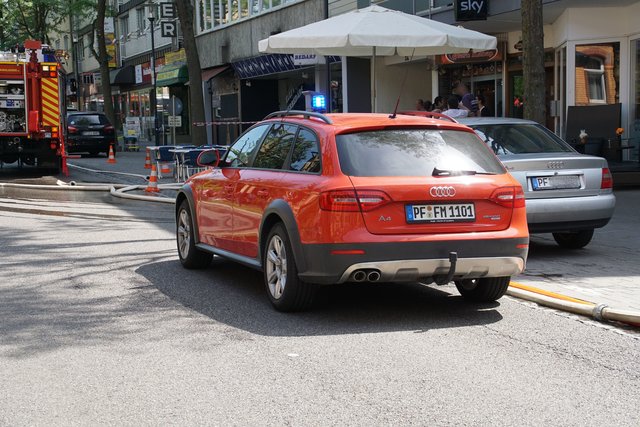 Offenbar haben Bitumenarbeiten auf dem Dach eines Wohn- und Geschäftshauses in der Muehlacker Bahnhofstrasse ausgelöst.