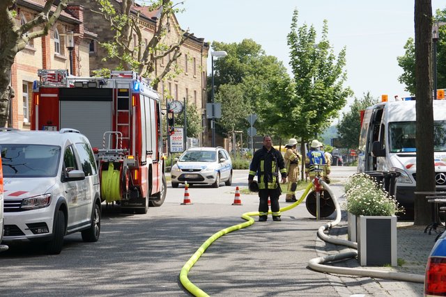 Offenbar haben Bitumenarbeiten auf dem Dach eines Wohn- und Geschäftshauses in der Muehlacker Bahnhofstrasse ausgelöst.