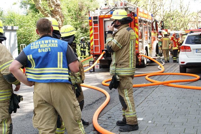 Offenbar haben Bitumenarbeiten auf dem Dach eines Wohn- und Geschäftshauses in der Muehlacker Bahnhofstrasse ausgelöst.
