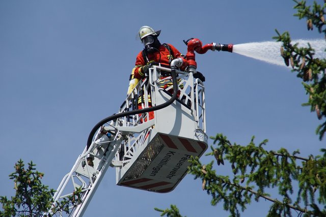 Offenbar haben Bitumenarbeiten auf dem Dach eines Wohn- und Geschäftshauses in der Muehlacker Bahnhofstrasse ausgelöst.