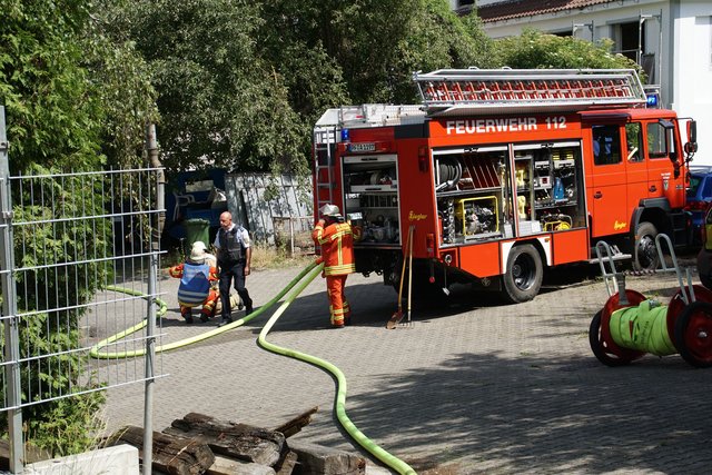 Offenbar haben Bitumenarbeiten auf dem Dach eines Wohn- und Geschäftshauses in der Muehlacker Bahnhofstrasse ausgelöst.