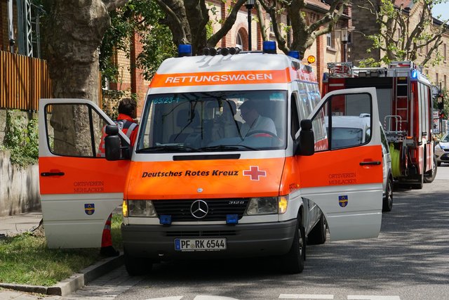 Offenbar haben Bitumenarbeiten auf dem Dach eines Wohn- und Geschäftshauses in der Muehlacker Bahnhofstrasse ausgelöst.
