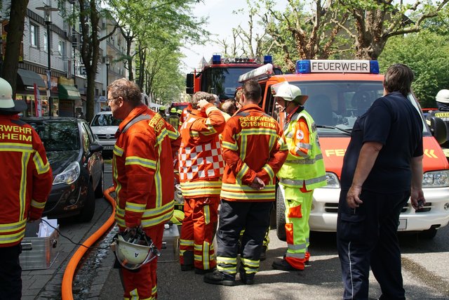 Offenbar haben Bitumenarbeiten auf dem Dach eines Wohn- und Geschäftshauses in der Muehlacker Bahnhofstrasse ausgelöst.