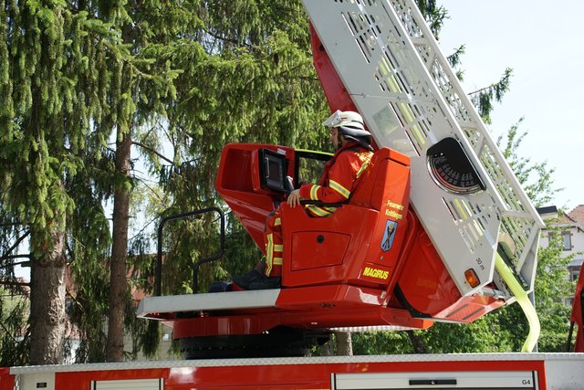 Offenbar haben Bitumenarbeiten auf dem Dach eines Wohn- und Geschäftshauses in der Muehlacker Bahnhofstrasse ausgelöst.