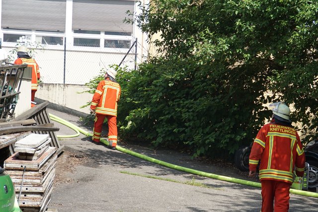 Offenbar haben Bitumenarbeiten auf dem Dach eines Wohn- und Geschäftshauses in der Muehlacker Bahnhofstrasse ausgelöst.