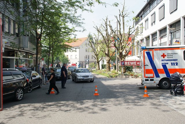 Offenbar haben Bitumenarbeiten auf dem Dach eines Wohn- und Geschäftshauses in der Muehlacker Bahnhofstrasse ausgelöst.