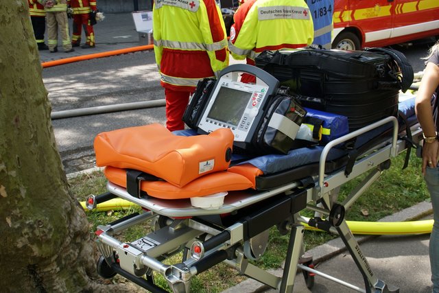 Offenbar haben Bitumenarbeiten auf dem Dach eines Wohn- und Geschäftshauses in der Muehlacker Bahnhofstrasse ausgelöst.