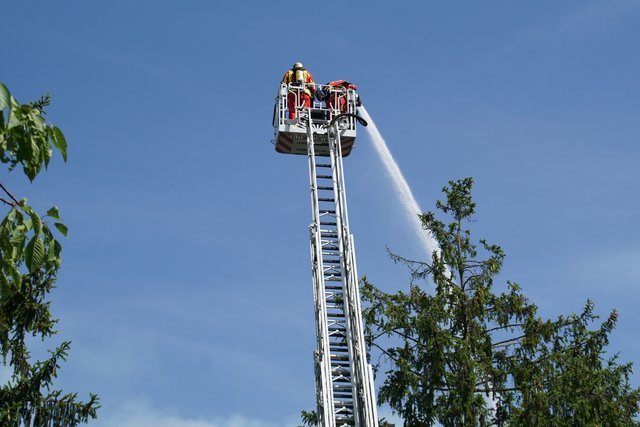 Offenbar haben Bitumenarbeiten auf dem Dach eines Wohn- und Geschäftshauses in der Muehlacker Bahnhofstrasse ausgelöst.