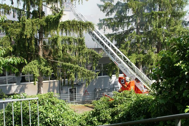 Offenbar haben Bitumenarbeiten auf dem Dach eines Wohn- und Geschäftshauses in der Muehlacker Bahnhofstrasse ausgelöst.