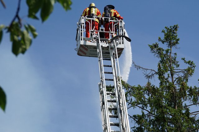 Offenbar haben Bitumenarbeiten auf dem Dach eines Wohn- und Geschäftshauses in der Muehlacker Bahnhofstrasse ausgelöst.