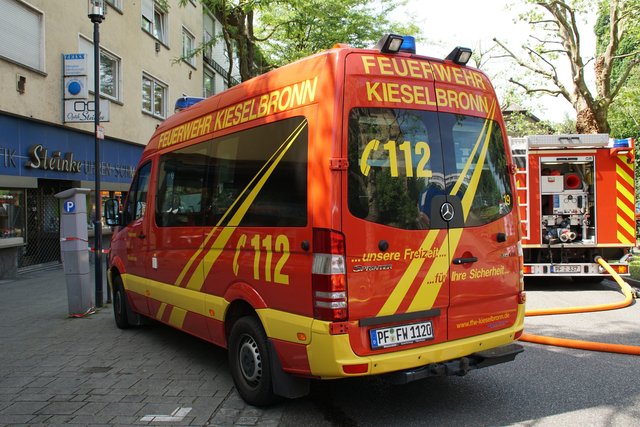 Offenbar haben Bitumenarbeiten auf dem Dach eines Wohn- und Geschäftshauses in der Muehlacker Bahnhofstrasse ausgelöst.