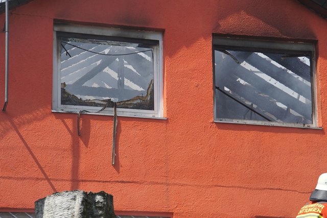Offenbar haben Bitumenarbeiten auf dem Dach eines Wohn- und Geschäftshauses in der Muehlacker Bahnhofstrasse ausgelöst.
