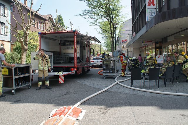 Offenbar haben Bitumenarbeiten auf dem Dach eines Wohn- und Geschäftshauses in der Muehlacker Bahnhofstrasse ausgelöst.