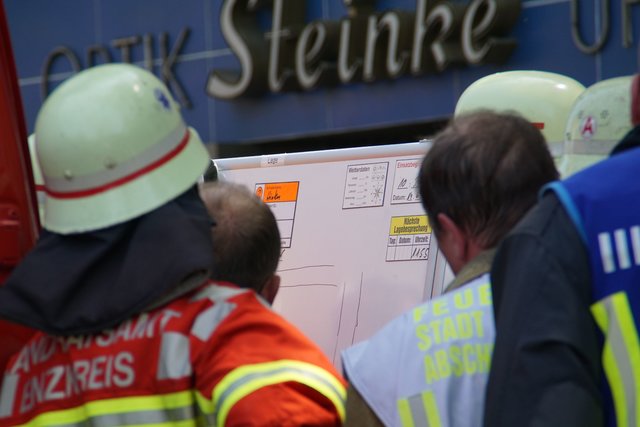 Offenbar haben Bitumenarbeiten auf dem Dach eines Wohn- und Geschäftshauses in der Muehlacker Bahnhofstrasse ausgelöst.