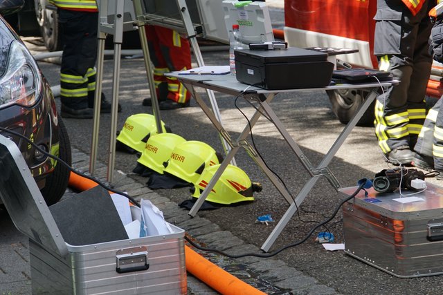 Offenbar haben Bitumenarbeiten auf dem Dach eines Wohn- und Geschäftshauses in der Muehlacker Bahnhofstrasse ausgelöst.