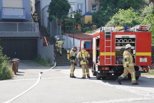 Offenbar haben Bitumenarbeiten auf dem Dach eines Wohn- und Geschäftshauses in der Muehlacker Bahnhofstrasse ausgelöst.