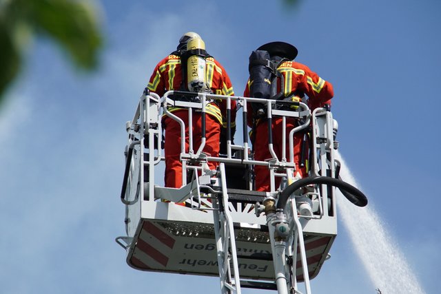 Offenbar haben Bitumenarbeiten auf dem Dach eines Wohn- und Geschäftshauses in der Muehlacker Bahnhofstrasse ausgelöst.
