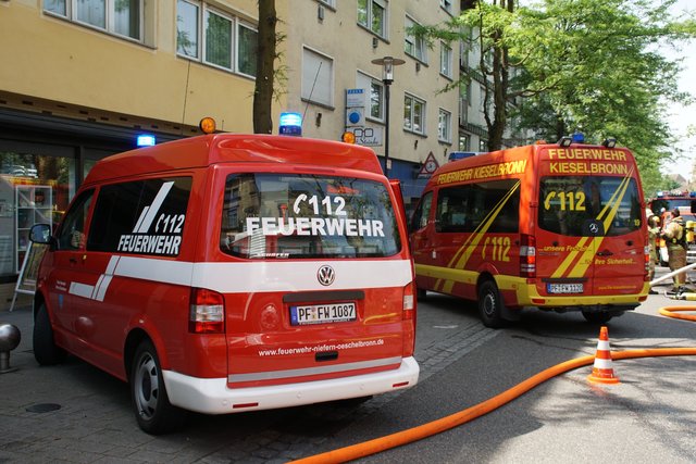 Offenbar haben Bitumenarbeiten auf dem Dach eines Wohn- und Geschäftshauses in der Muehlacker Bahnhofstrasse ausgelöst.