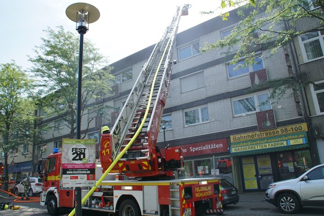 Offenbar haben Bitumenarbeiten auf dem Dach eines Wohn- und Geschäftshauses in der Muehlacker Bahnhofstrasse ausgelöst.