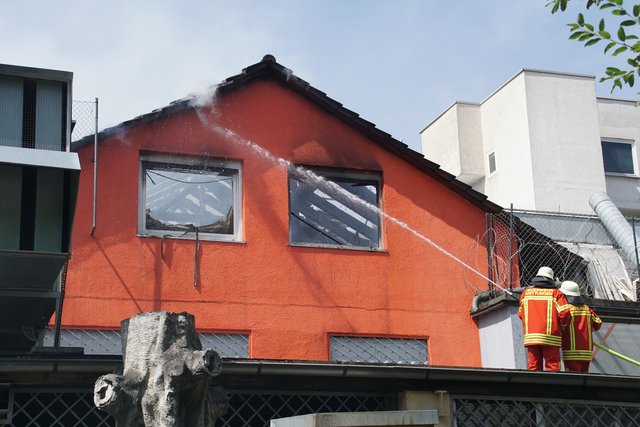 Offenbar haben Bitumenarbeiten auf dem Dach eines Wohn- und Geschäftshauses in der Muehlacker Bahnhofstrasse ausgelöst.