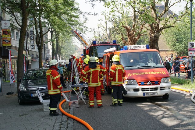 Offenbar haben Bitumenarbeiten auf dem Dach eines Wohn- und Geschäftshauses in der Muehlacker Bahnhofstrasse ausgelöst.