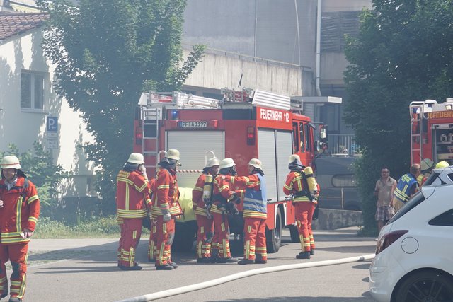 Offenbar haben Bitumenarbeiten auf dem Dach eines Wohn- und Geschäftshauses in der Muehlacker Bahnhofstrasse ausgelöst.