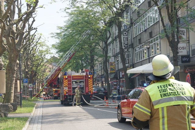 Offenbar haben Bitumenarbeiten auf dem Dach eines Wohn- und Geschäftshauses in der Muehlacker Bahnhofstrasse ausgelöst.