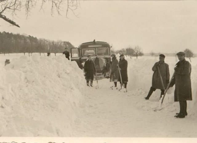 Heute nicht mehr vorstellbar: Damit der Omnibus fahren konnte, musste 1948 in Richtung Pforzheim der Schnee von Hand geschippt werden, damit die Göbricher zur Arbeit kommen konnten. | Foto: Dietrich