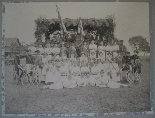 Ein großes Ereignis für Göbrichen war im Jahre 1910 die Fahnenweihe des Turnvereins, den es längst nicht mehr gibt. | Foto: Dietrich