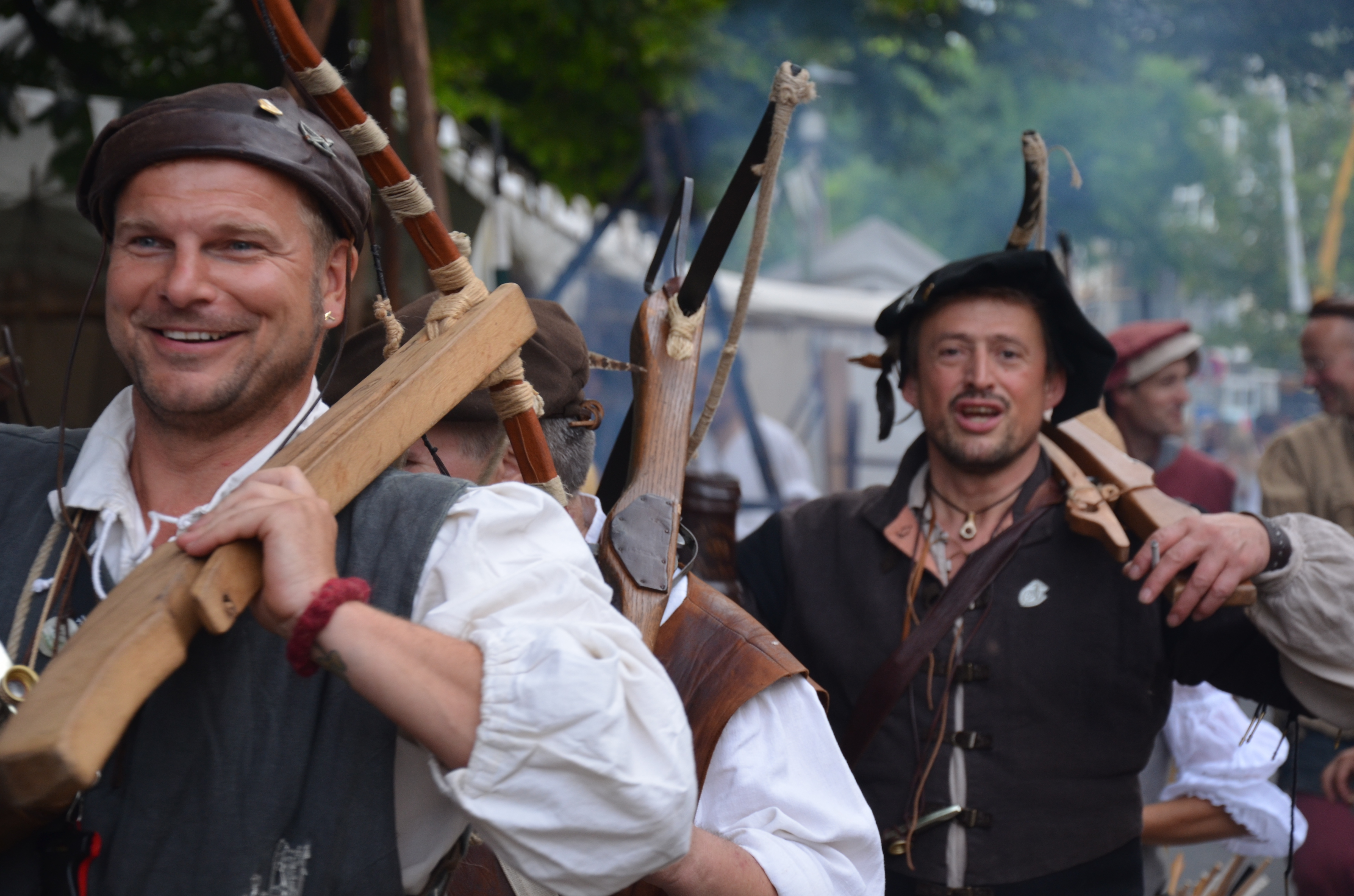 Mit heiteren Gesichtern ziehen die Neibsheimer Armbrustschützen nach der "Schlacht beim Simmelturm" wieder ab.