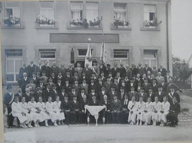 Am 24. Juni 1934, zu ihrem 75-jährigen Bestehen, war die „Freundschaft“ Göbrichen noch ein stattlicher Gesangverein, wovon man heute nur noch träumen kann. Damals war es noch reiner Männerchor. Der Frauenchor kam erst 25 Jahre später hinzu. Auf dem Foto sind die Festdamen zum Jubiläum, wie es früher üblich war. | Foto: Dietrich
