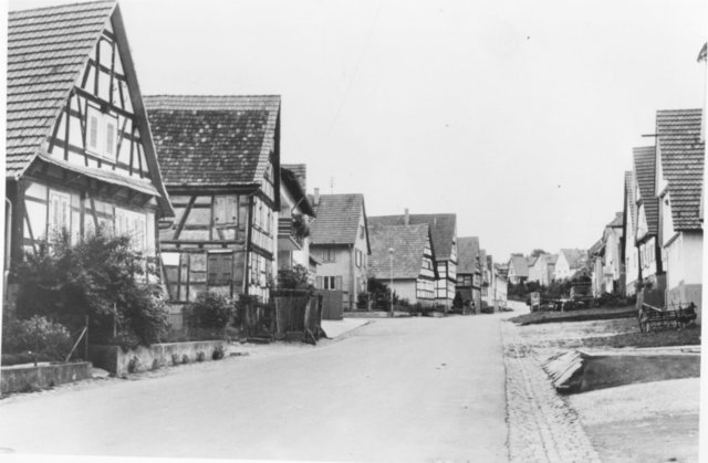 Noch 1974 gab es in der Hauptstraße in Göbrichen keine Gehwege, sondern noch die Rinnen, wo alles Abwasser floss. | Foto: Dietrich